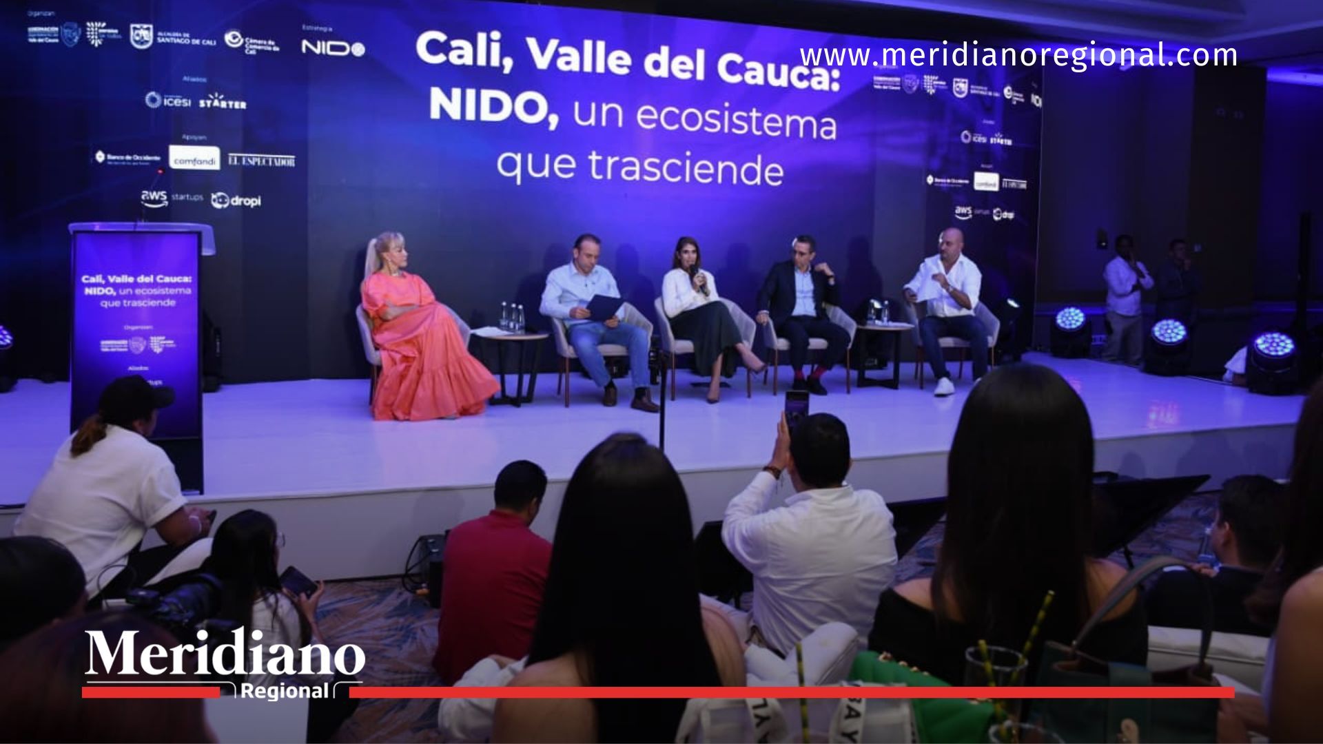 La gobernadora Dilian Francisca Toro y el alcalde Alejandro Eder participan en el panel principal del evento de NIDO.