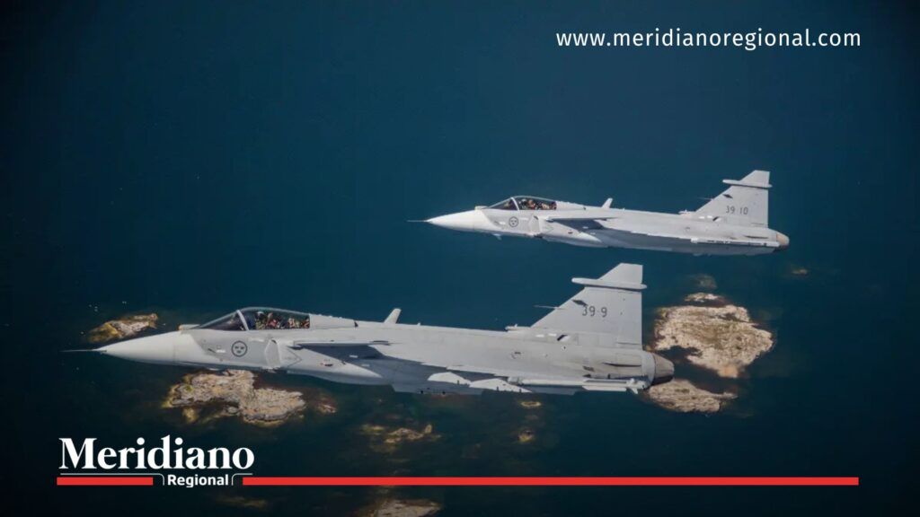 Aviones Gripen suecos en vuelo sobre el mar, referencia del modelo adquirido por Colombia en la compra de aviones Gripen.