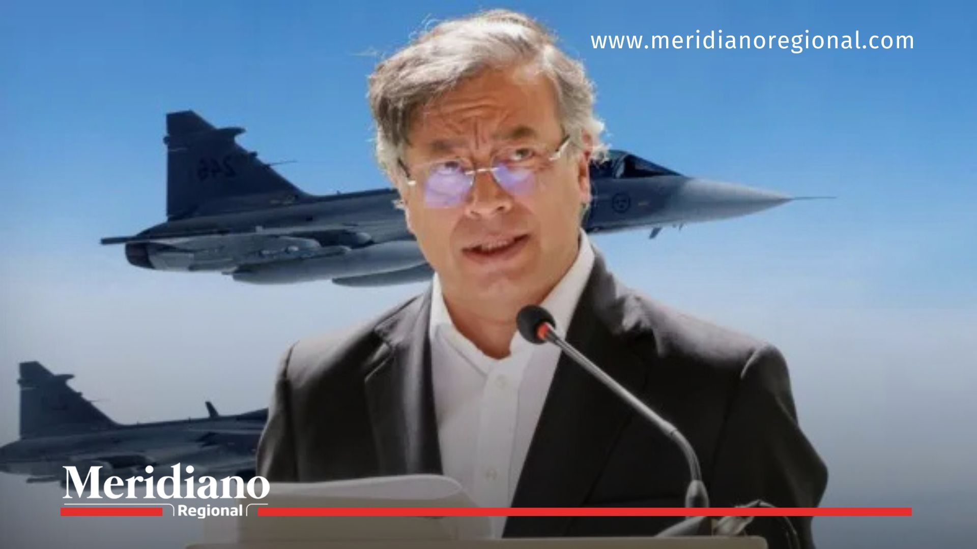 Alto funcionario colombiano ofreciendo un discurso con aviones Gripen en el fondo, en referencia a la compra de aviones Gripen.