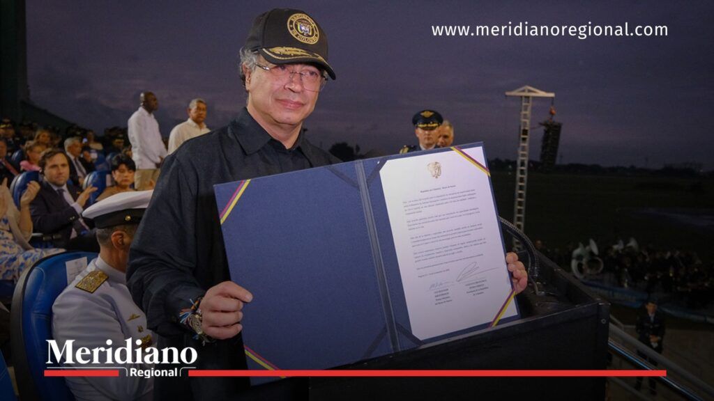 Alto funcionario colombiano mostrando el documento firmado que oficializa la compra de aviones Gripen durante una ceremonia militar.