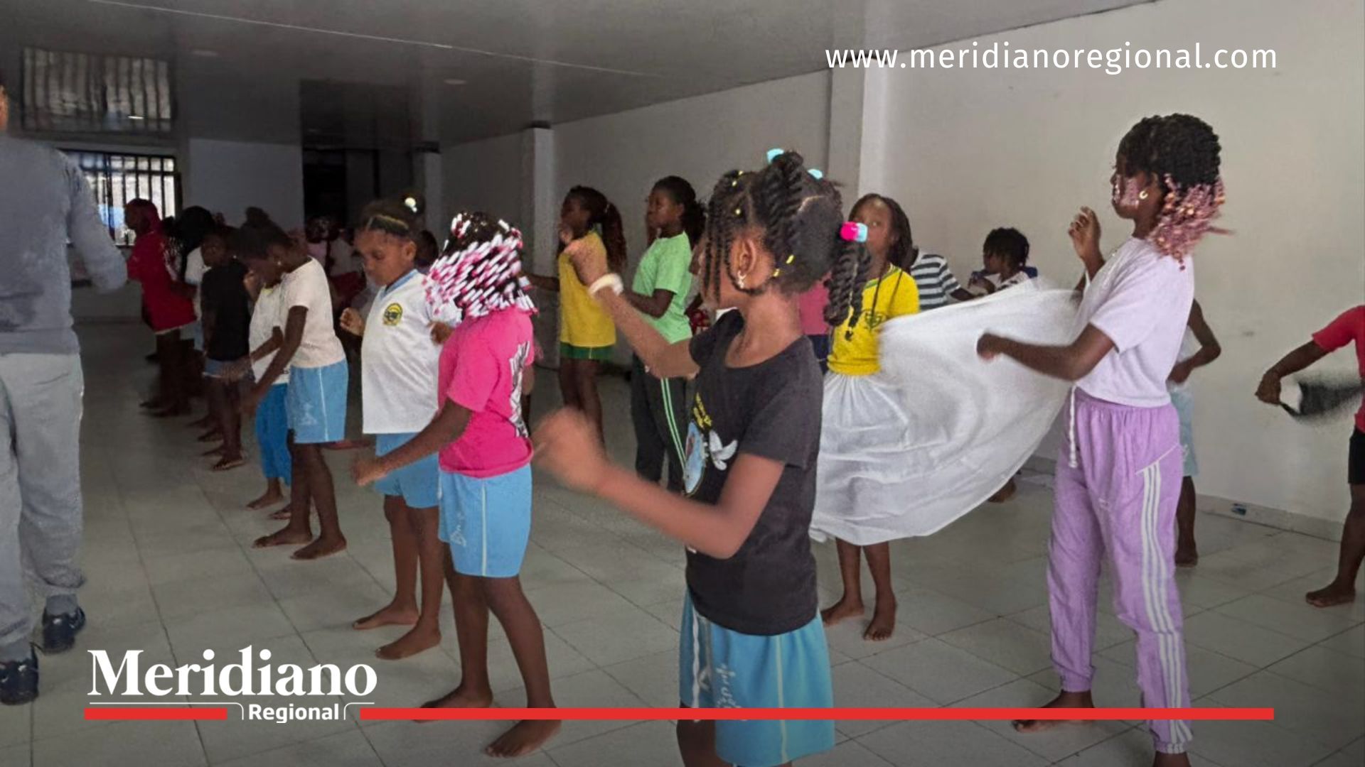 Menores del municipio de Timbiquí durante una jornada de formación artística de la Escuela de Paz impulsada por la Gobernación del Cauca.