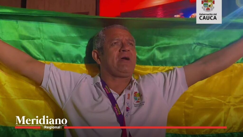 Delegado caucano en el Encuentro Folclórico y Cultural - Meridiano Regional Delegado del Cauca sostiene la bandera del departamento durante la celebración en el Encuentro Folclórico y Cultural del Magisterio en Cartagena.