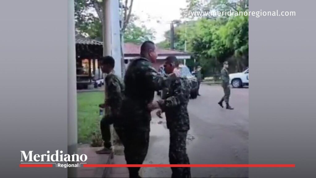 Soldado liberado en Arauca saluda a un compañero en la base militar tras la operación en la que el ELN libera soldados retenidos en Tame.