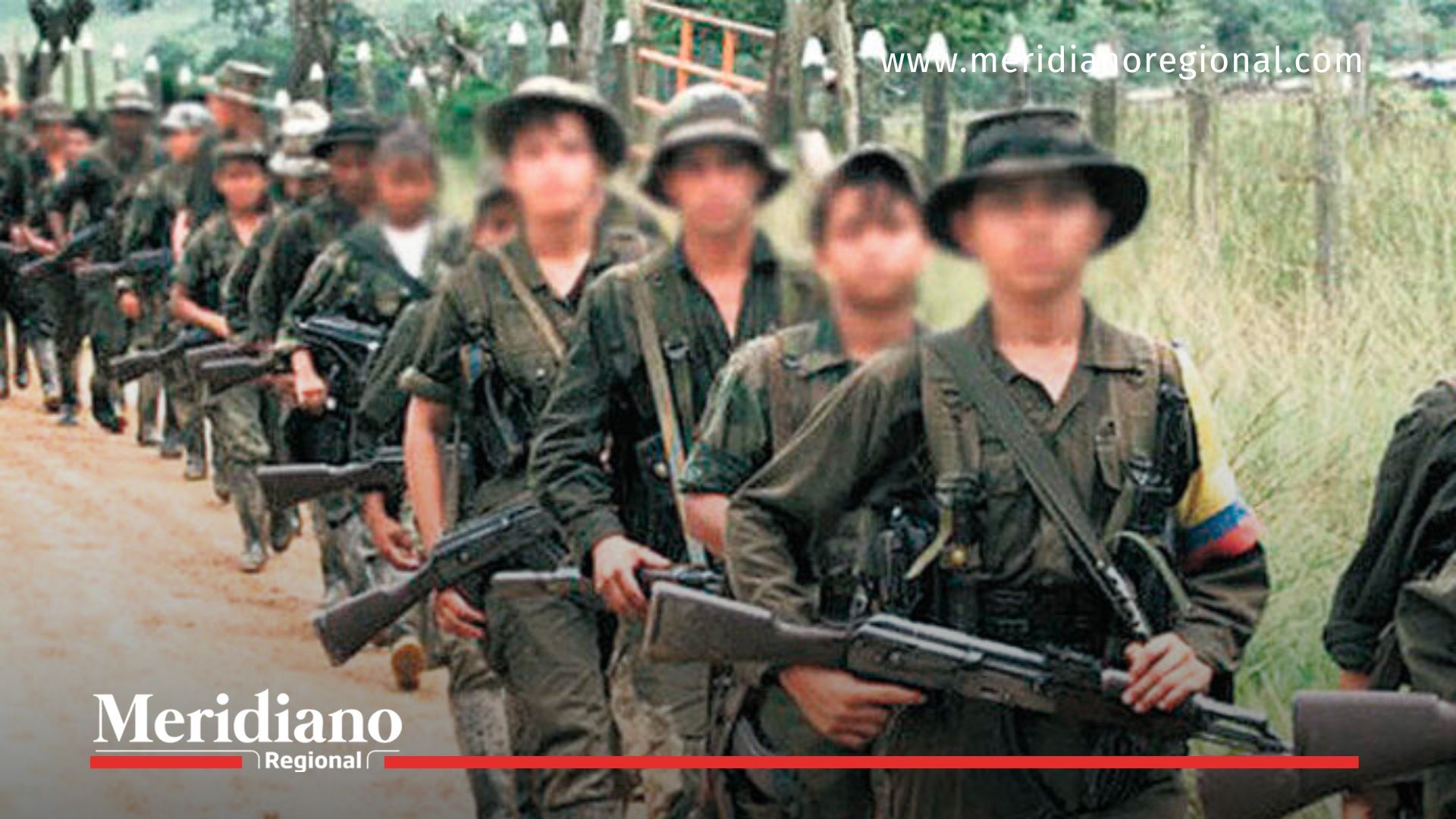 Grupo de jóvenes armados víctimas de reclutamiento forzado en Colombia, un contexto clave en las muertes de menores en bombardeos en Guaviare, Amazonas y Arauca.