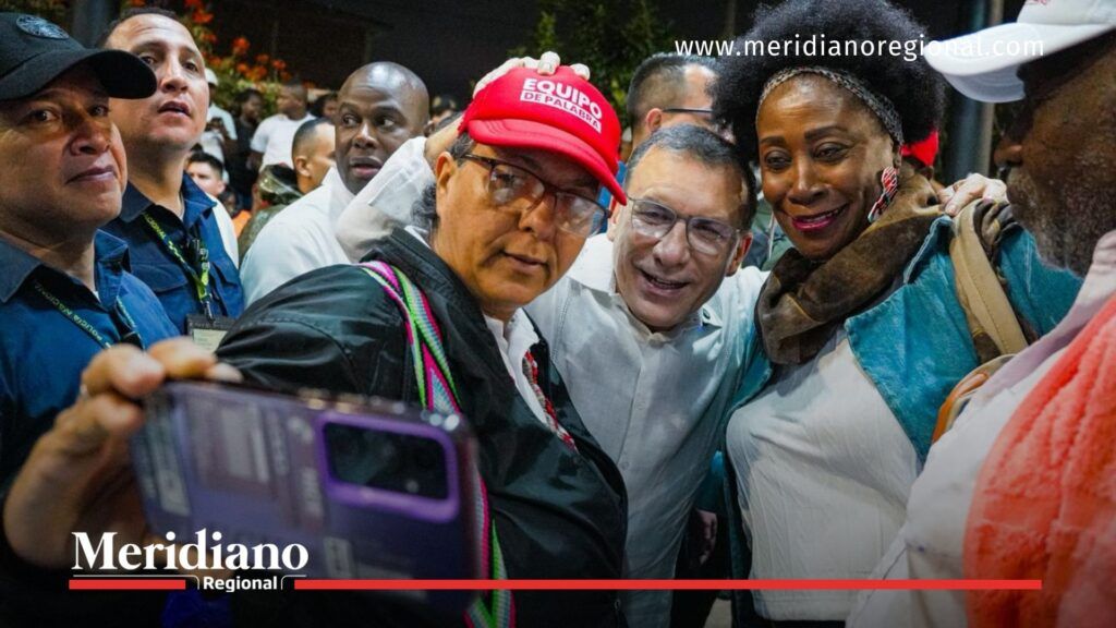 Mujeres toman una selfie con un líder político durante el evento de lanzamiento de Seguridad Total en Cali.