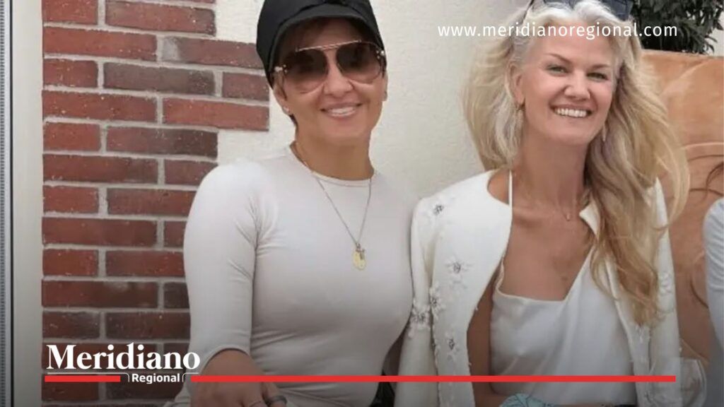 Encuentro social en Suecia con dos mujeres sonriendo en un espacio exterior, usado en una noticia sobre Verónica Alcocer y el debate por su vida en Estocolmo.