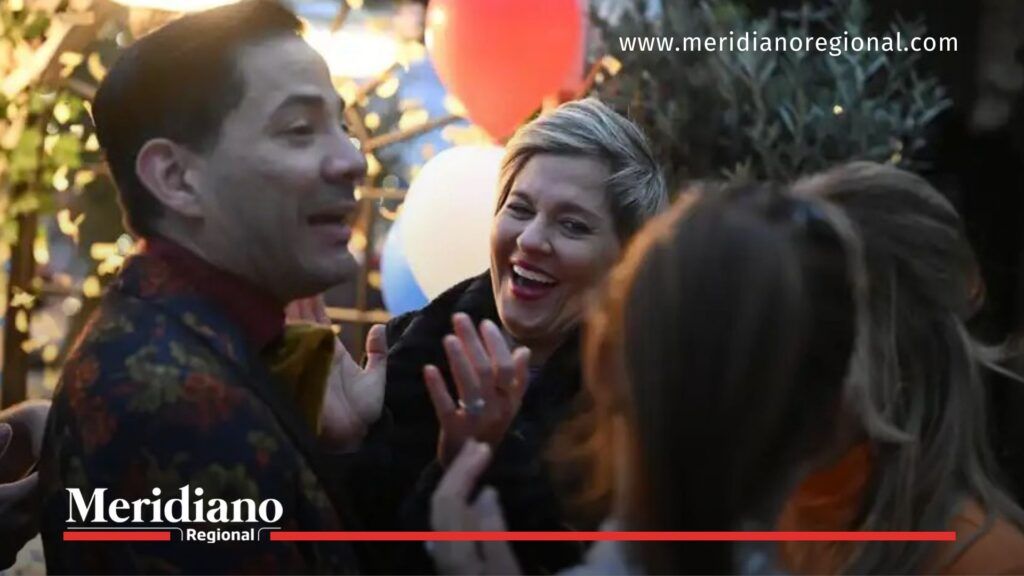 Personas compartiendo en un evento social nocturno en Suecia, imagen usada en noticia sobre Verónica Alcocer y el debate por su vida en Estocolmo.