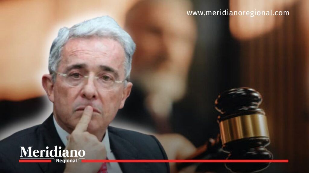 Hombre en pose reflexiva junto a un mazo de juez, usado para ilustrar el avance de la casación Álvaro Uribe en revisión judicial.
