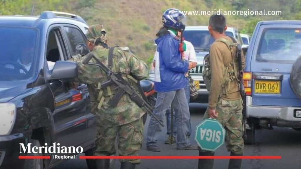 Soldados realizan control vehicular en la vía Panamericana tras el retén ilegal en la Panamericana que dejó una niña fallecida.