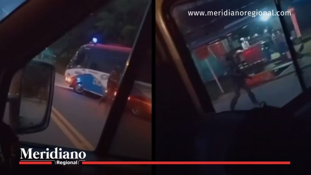 Hombres armados instalando un retén ilegal en la Panamericana, captados desde un vehículo durante el ataque que dejó una niña fallecida.