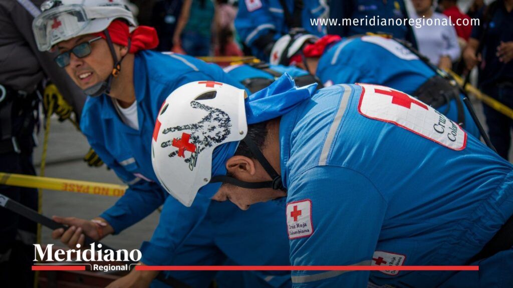 Popayán CICR en acción humanitaria - Meridiano Regional Voluntarios de la Cruz Roja Colombiana realizando tareas de rescate durante una emergencia en el Cauca, en una imagen que ilustra el trabajo humanitario que coordinará la nueva base Popayán CICR.
