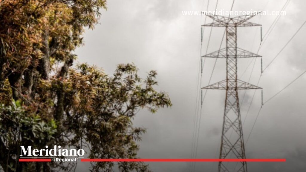 Torre de energía en Cajibío afectada por el atentado en Cajibío, que dejó la red eléctrica en riesgo y amenaza el servicio para más de 100.000 usuarios.