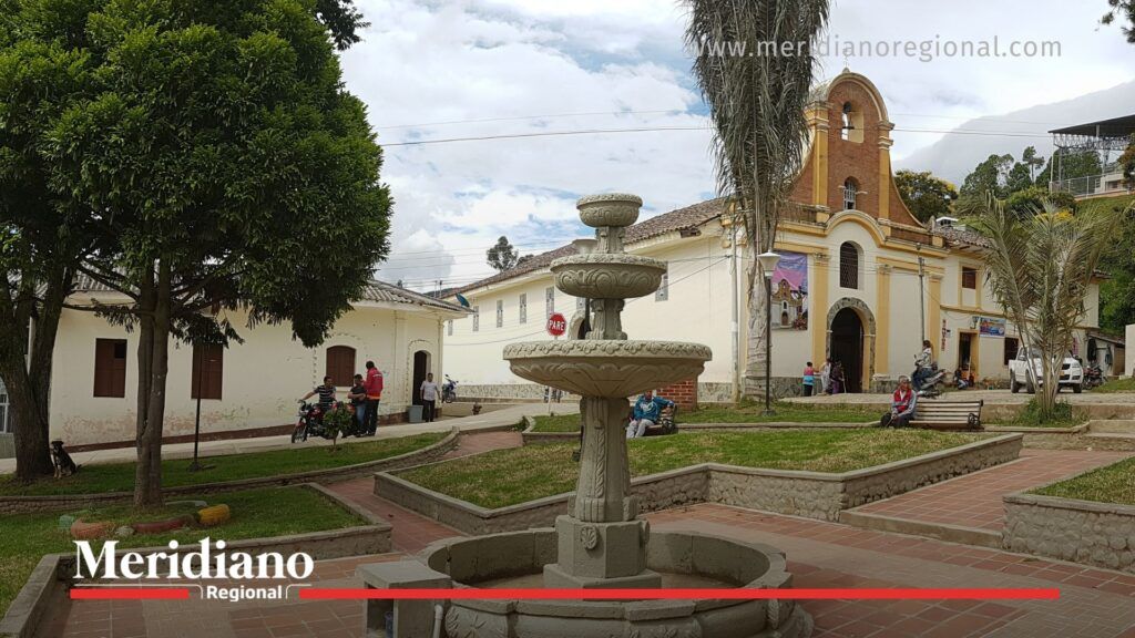 Parque principal de Jambaló en un día tranquilo - Meridiano Regional Parque principal de Jambaló Cauca con fuente central, iglesia y habitantes reunidos; imagen contextual para noticia sobre ataque en Jambaló y orden público Cauca.
