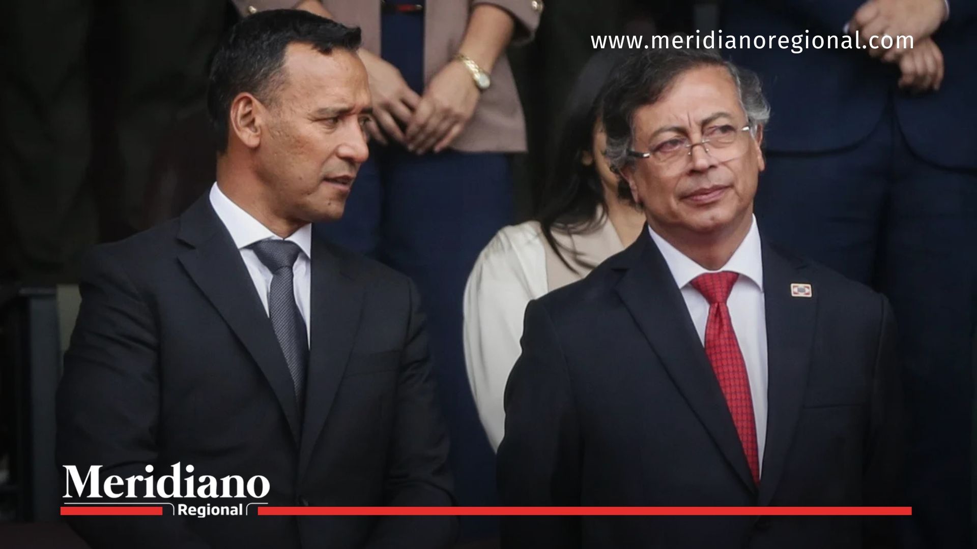 Dos funcionarios del Gobierno conversan durante un evento oficial, en el marco del debate por los bombardeos en Colombia y su relación con el DIH.
