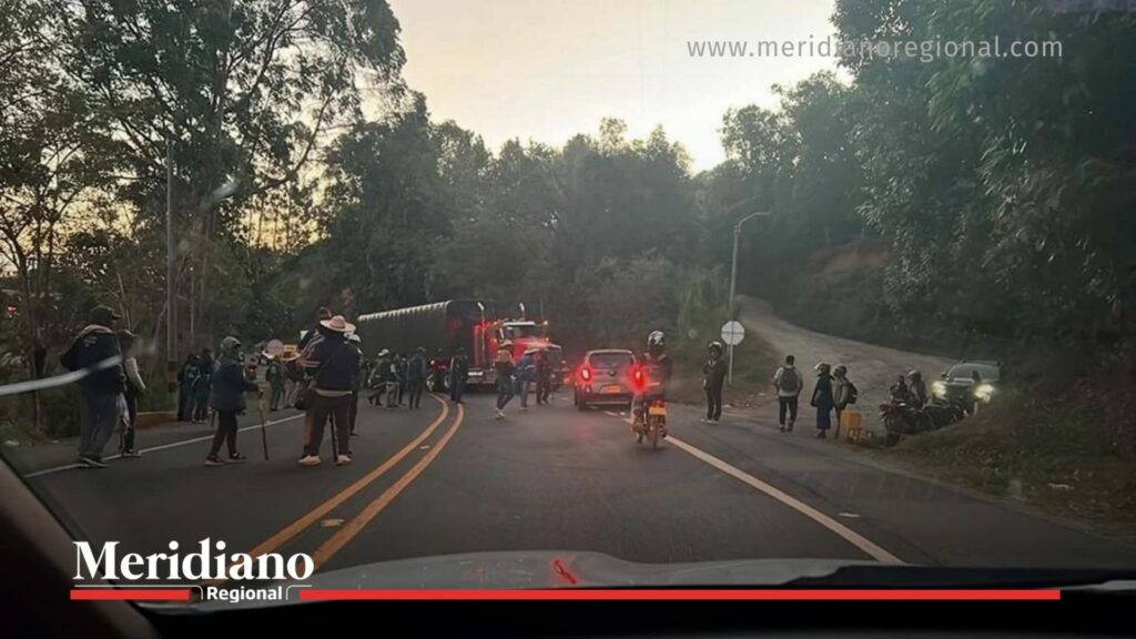 Secuestro en la Panamericana en el sector El Túnel - Meridiano Regional Imagen del sector El Túnel en la vía Panamericana, lugar del secuestro en la Panamericana de Miguel Ayala; muestra tránsito detenido y presencia de civiles en zona rural de Cajibío, Cauca.