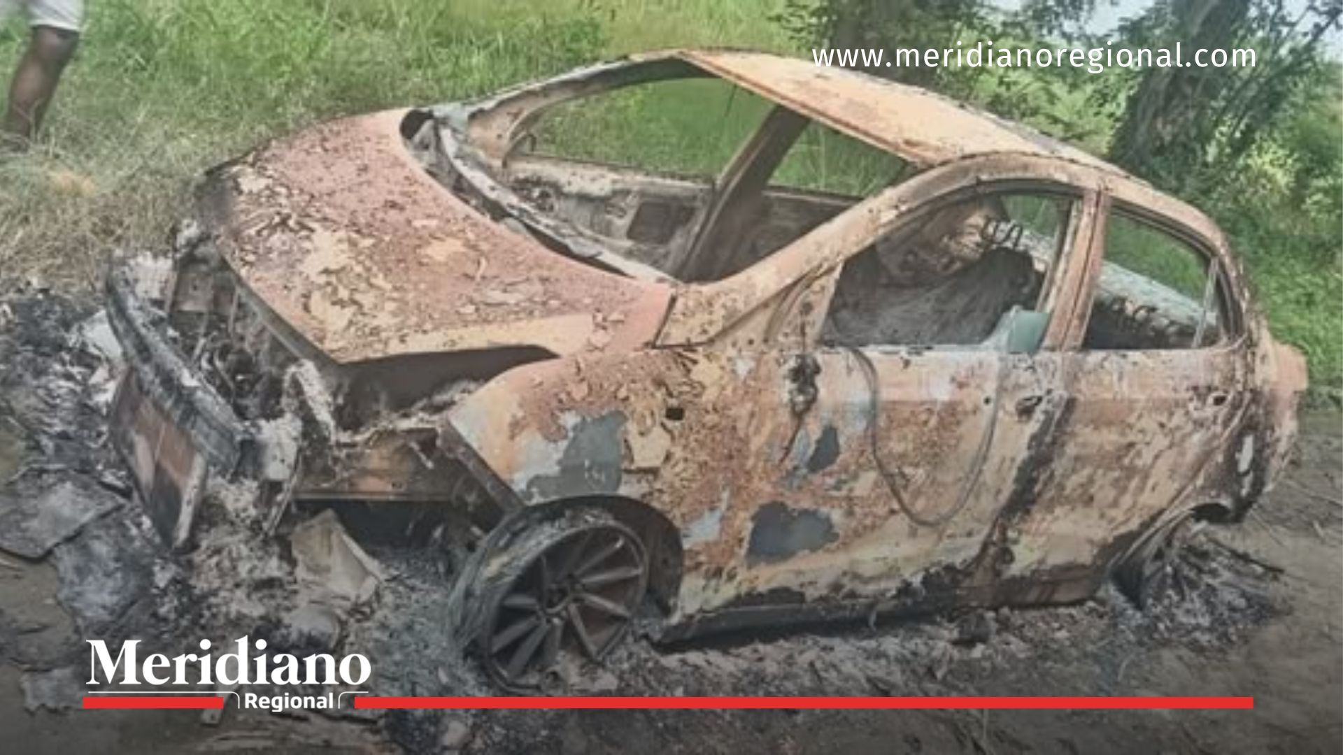 Vehículo totalmente incinerado donde fueron hallados dos cuerpos calcinados en la vereda San Jacinto, zona rural de Guachené.