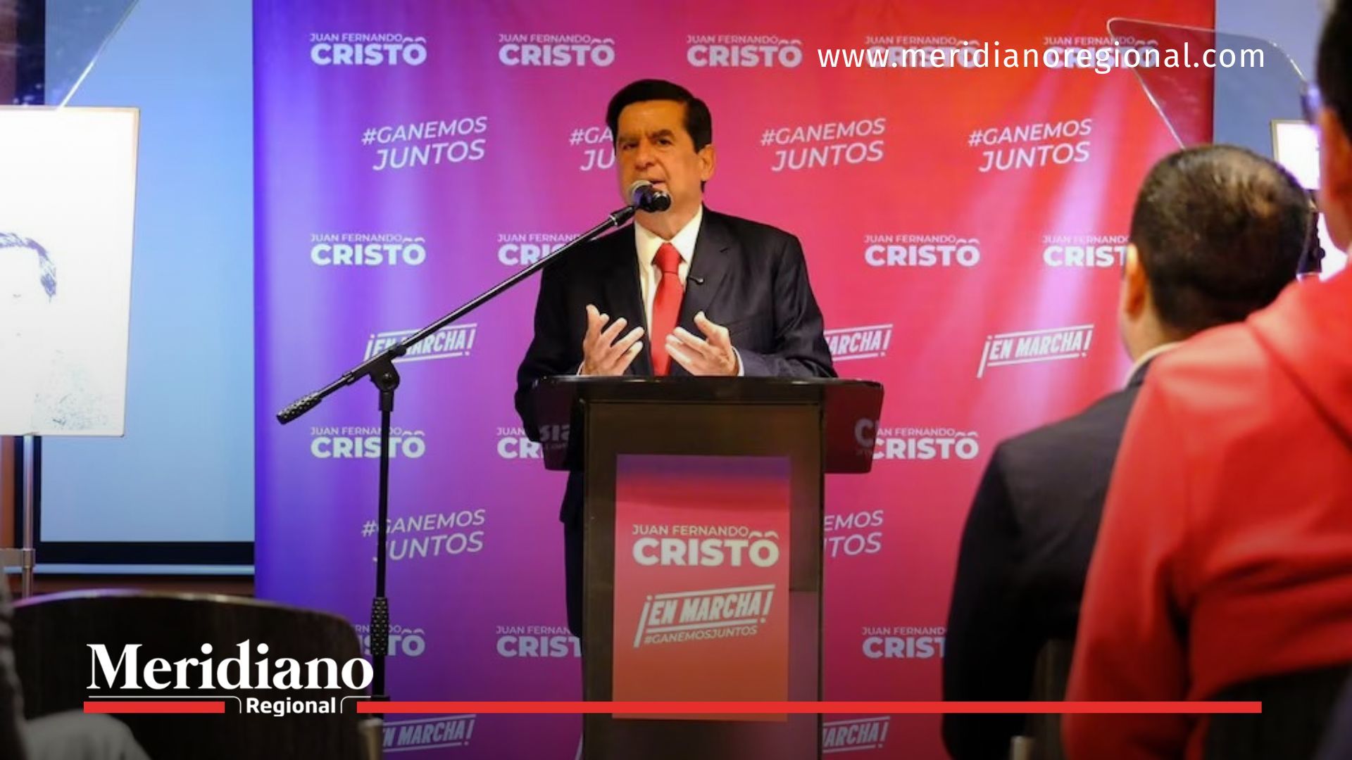 Evento de lanzamiento de la candidatura presidencial de Juan Fernando Cristo con un orador hablando desde el podio.
