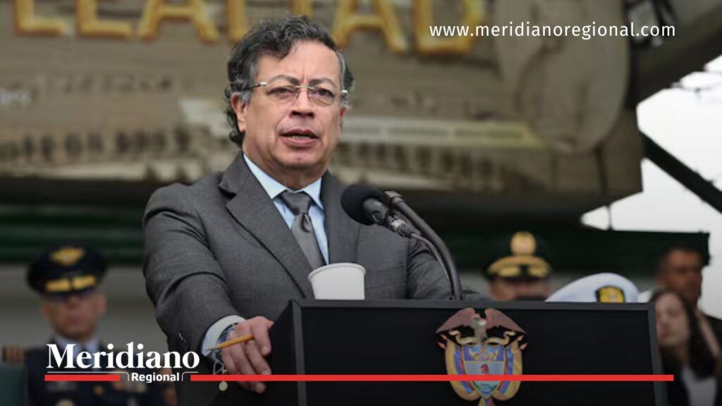 mandatario colombiano dando discurso a las Fuerzas Armadas sobre efectos en el helicóptero presidencial
