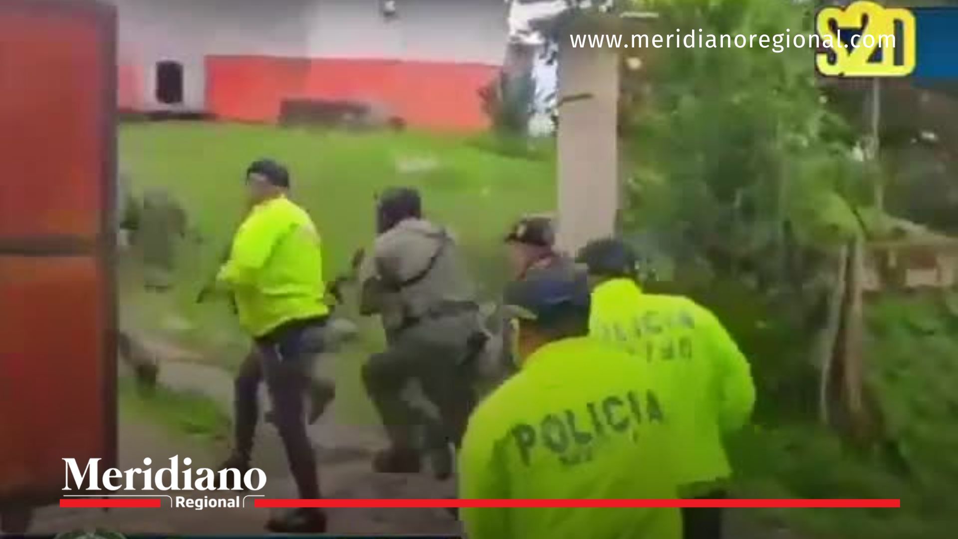 Uniformados de la Policía Nacional participan en el operativo que permitió incautar 800 kilos de marihuana transportados en un camión robado en el Cauca.