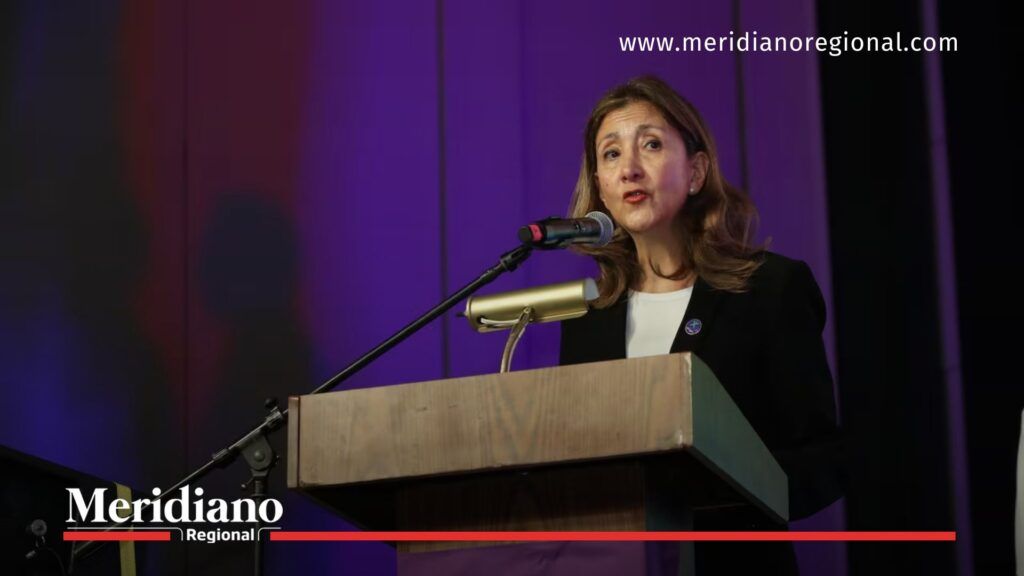Mujer hablando en un atril durante la presentación de la lista al Senado del partido Oxígeno.