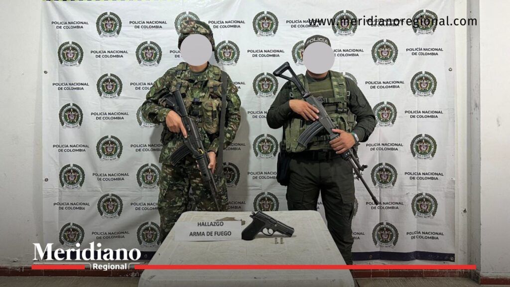 Militares y policías exhiben el arma incautada durante el operativo en Guachené relacionado con la recuperación de vehículos hurtados en el Cauca.