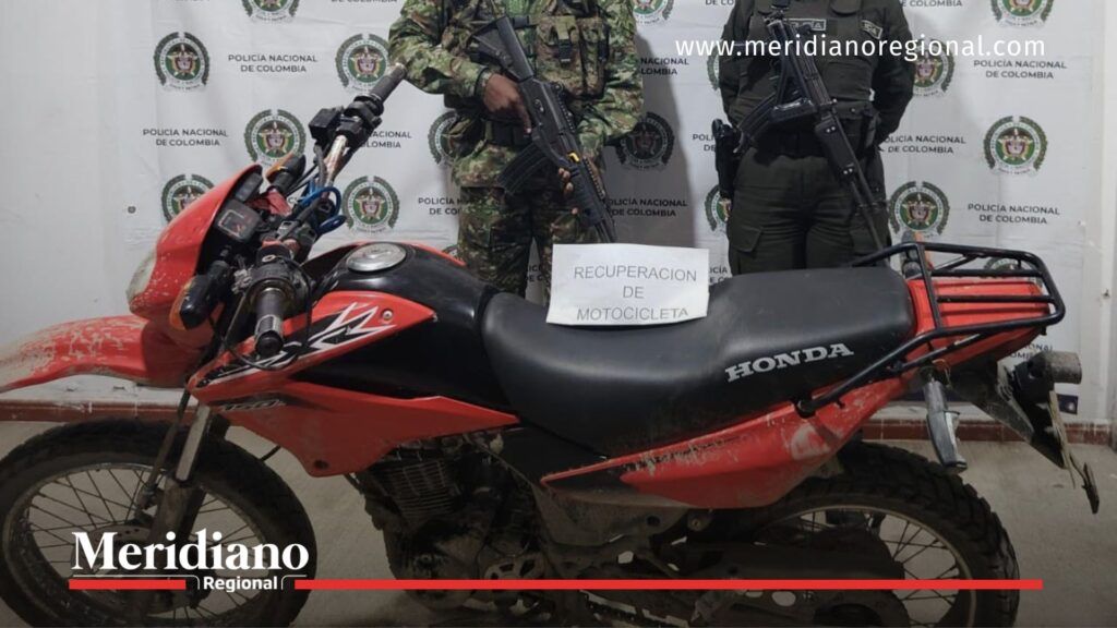 Soldados y policías junto a la motocicleta recuperada en Guachené durante operativo de recuperación de vehículos hurtados en el Cauca.