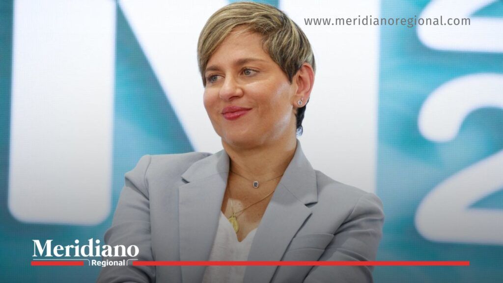 Verónica Alcocer durante un evento institucional en Colombia