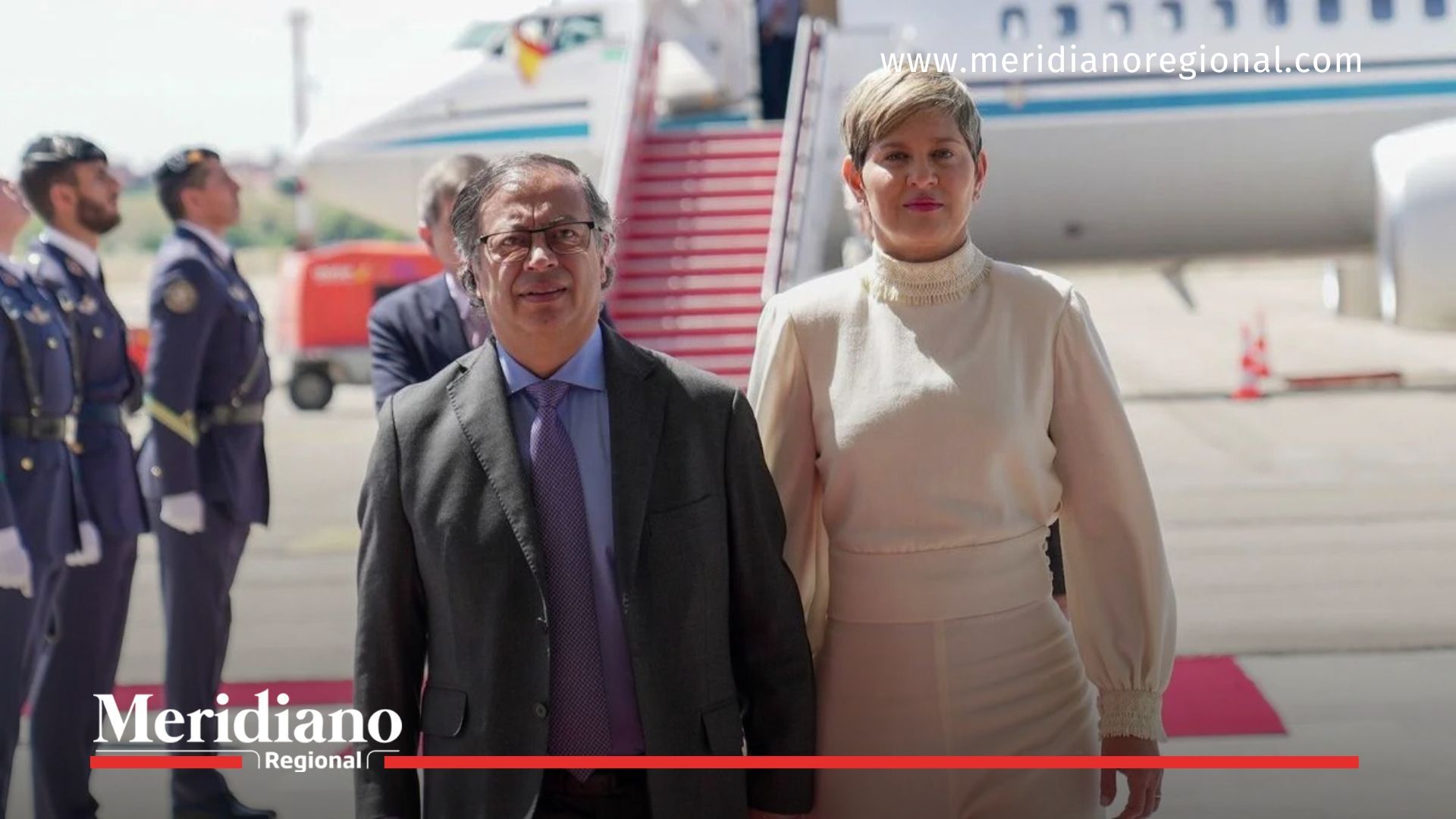 Verónica Alcocer y Gustavo Petro en llegada oficial con avión presidencial de fondo