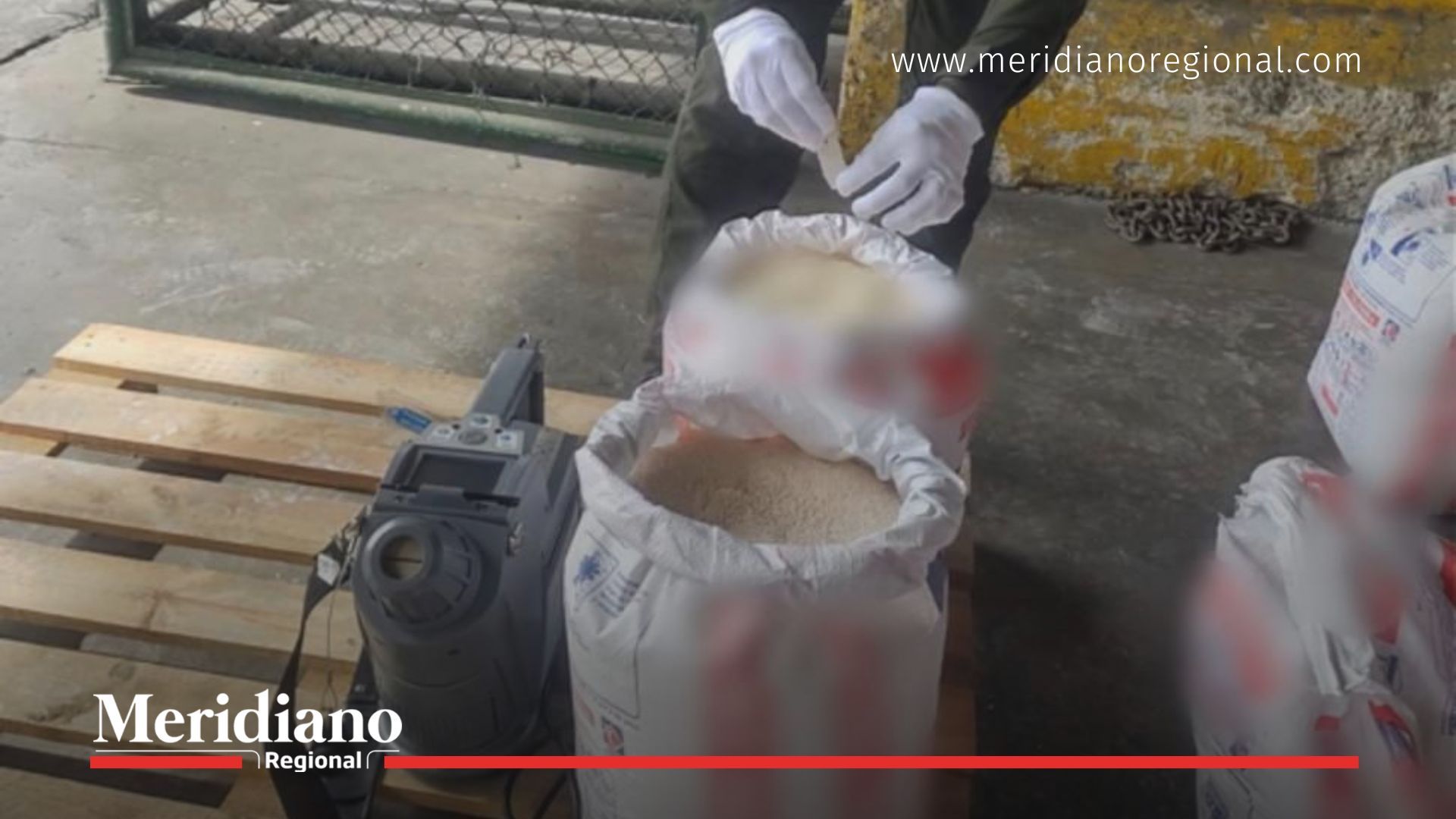 Policía Antinarcóticos revisa un saco con material sospechoso durante la operación de las 14 toneladas incautadas en Buenaventura.
