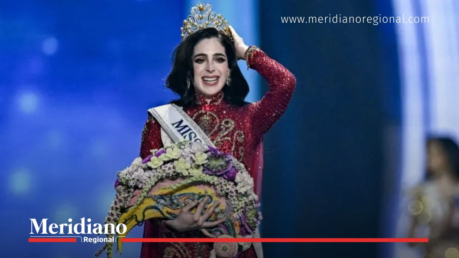 Fátima Bosch coronada como Miss Universo 2025, sosteniendo un arreglo floral durante la gala en Tailandia.