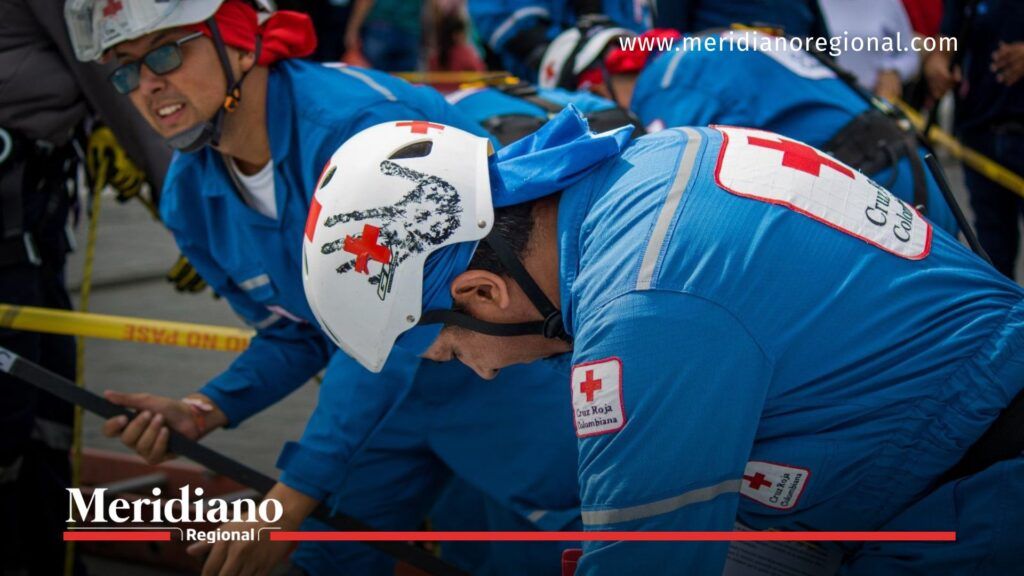 Voluntarios de la Cruz Roja en operación humanitaria - Meridiano Regional Voluntarios de la Cruz Roja Cauca realizando labores operativas con cascos y uniformes azules durante una actividad humanitaria.