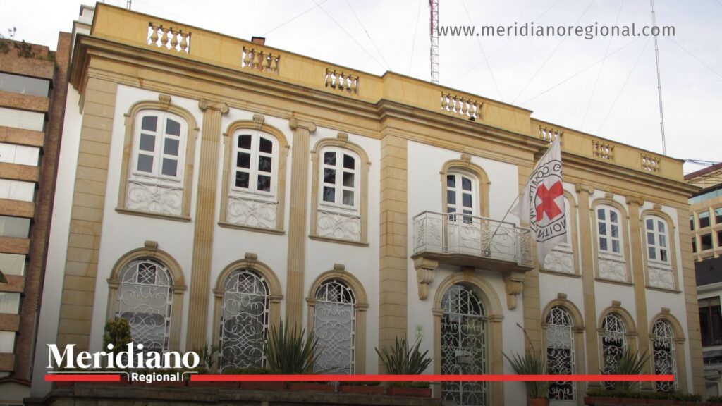 Fachada de la sede de la Cruz Roja en Bogotá con bandera del organismo y arquitectura clásica. - Meridiano Regional Fachada de la sede de la Cruz Roja en Bogotá con bandera del organismo y arquitectura clásica.