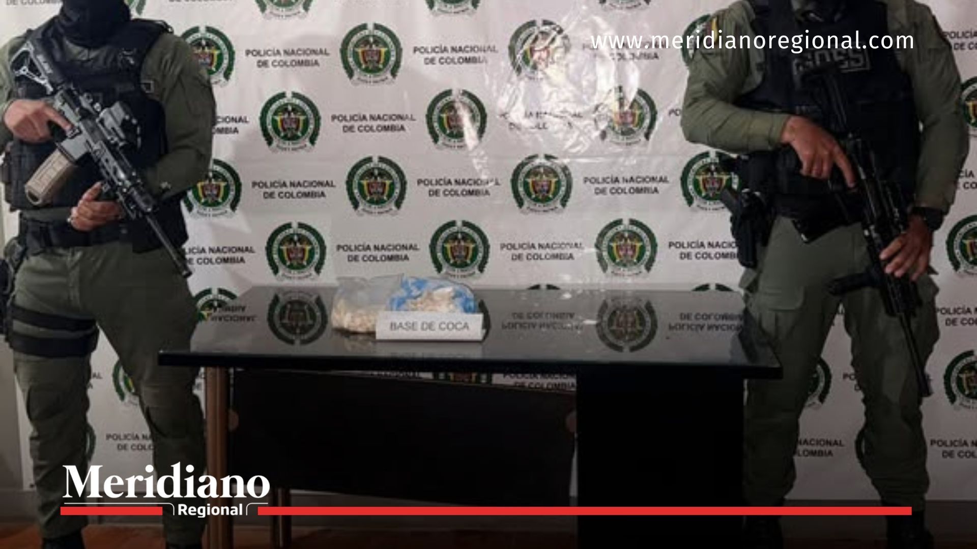 Integrantes del GOES exhiben la base de coca incautada tras una persecución en la vía Panamericana, sector Río Blanco, Popayán.