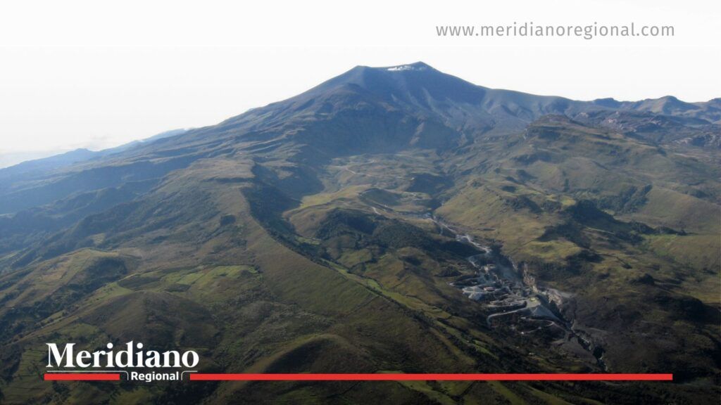 Volcán Puracé y su zona de influencia - Meridiano Regional Vista aérea del volcán Puracé y las montañas de la cadena volcánica Los Coconucos, con áreas de emisión de gases visibles en el paisaje.