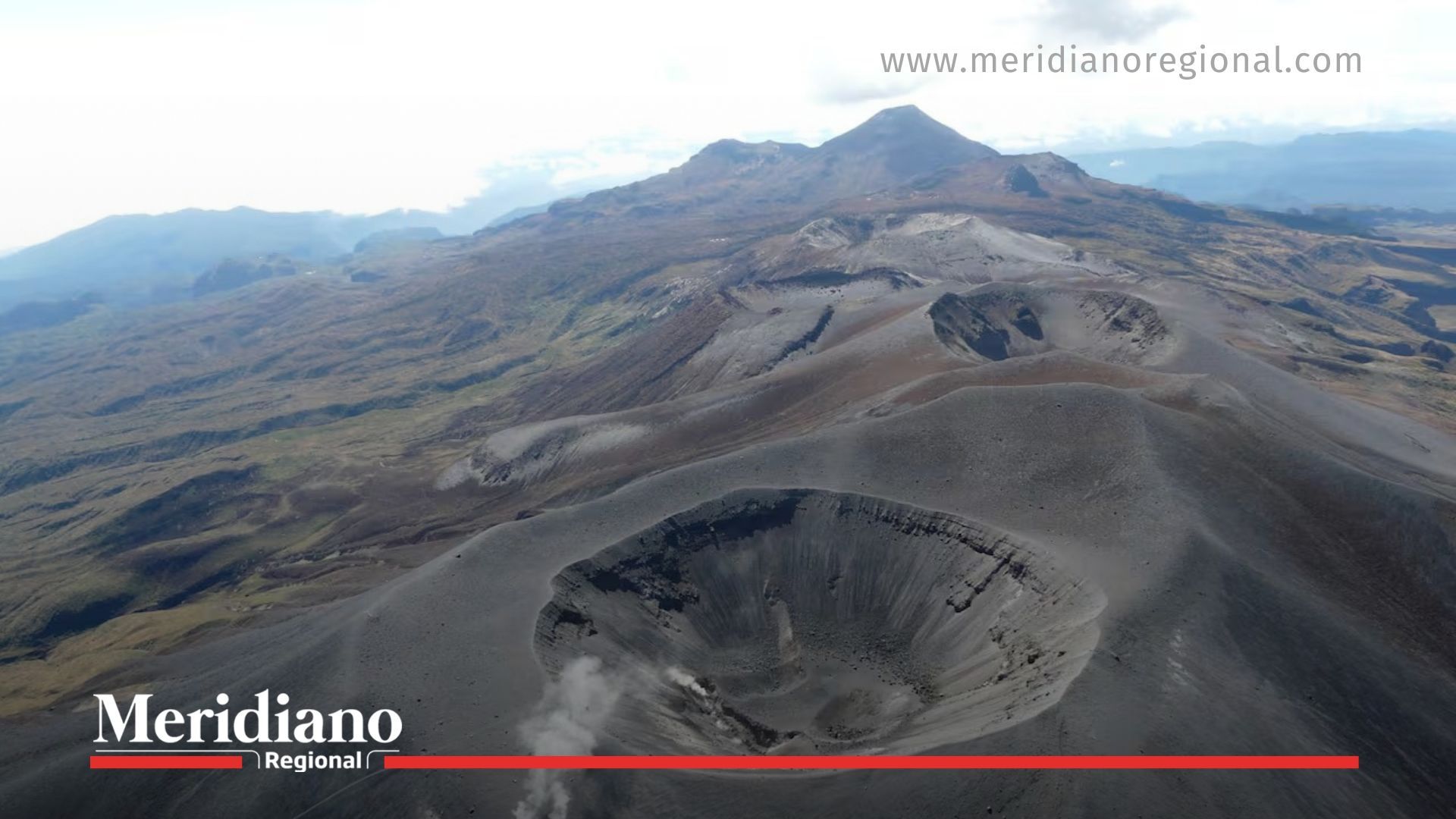 Cráter del volcán Puracé emitiendo columnas de gas durante una fase de desgasificación activa en alerta amarilla.