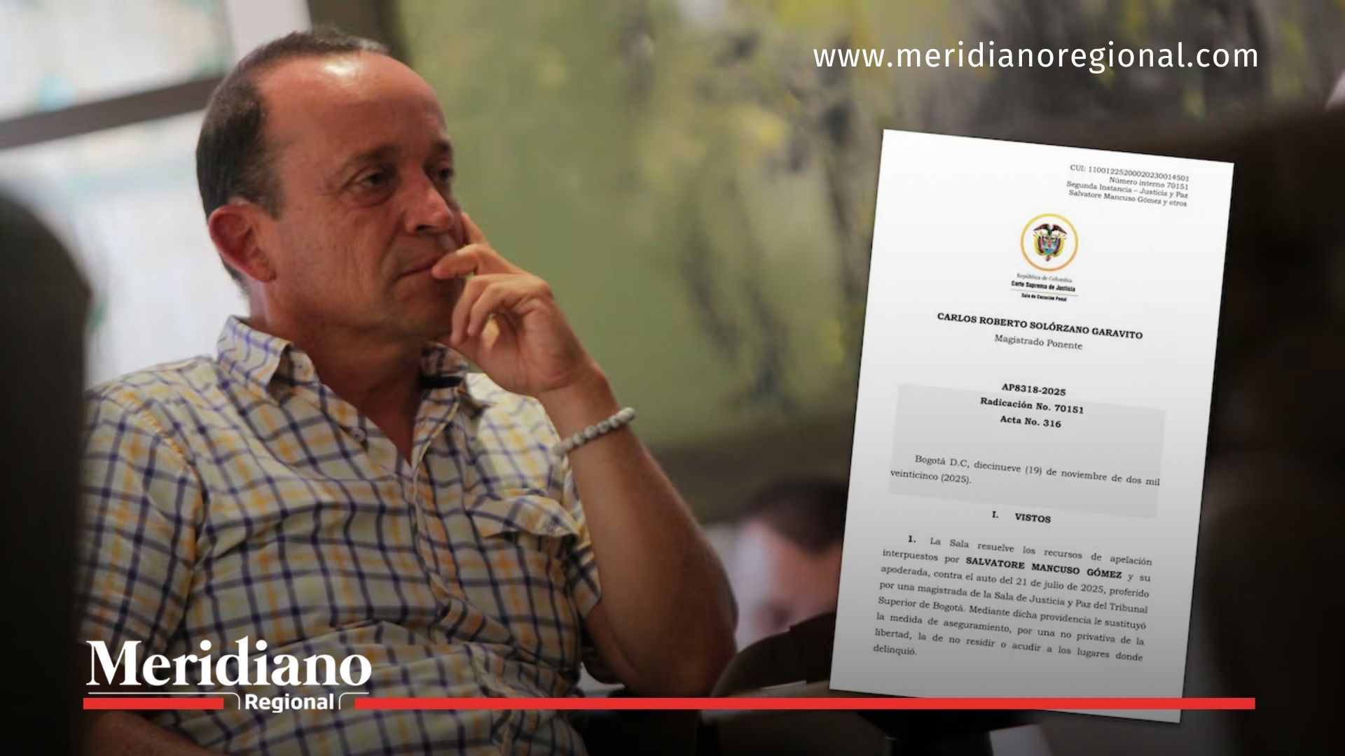 Hombre sentado con expresión seria junto a un documento judicial en primer plano.