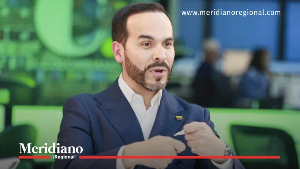 Abelardo de la Espriella habla en un set de televisión sobre la recolección de más de 4 millones de firmas para su candidatura presidencial.