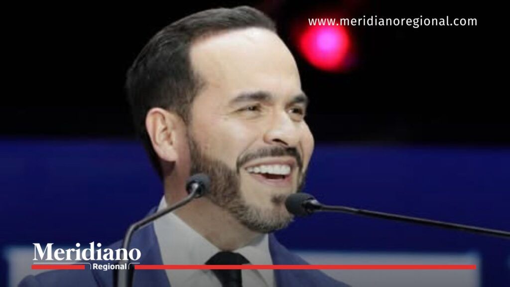 Abelardo de la Espriella habla frente a dos micrófonos durante un evento público relacionado con su candidatura presidencial.