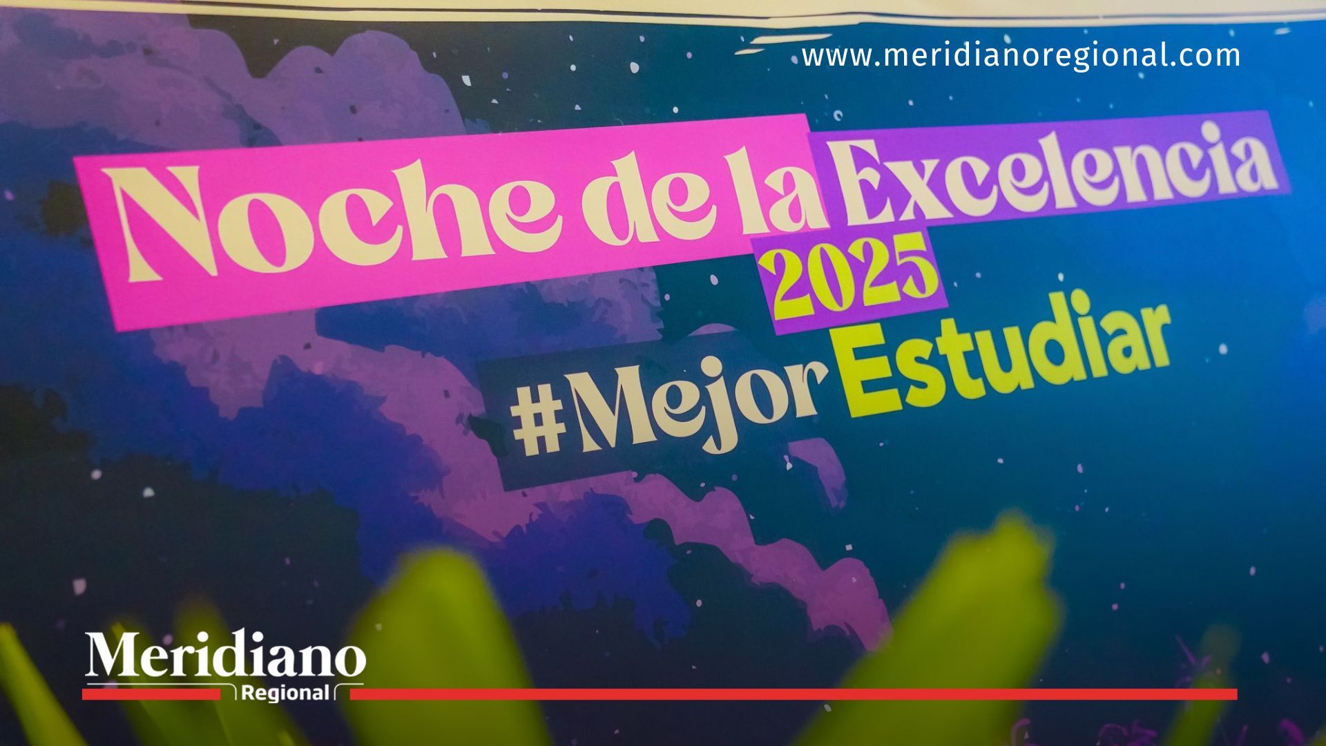 Escenario de la Noche de la Excelencia 2025 con el lema #MejorEstudiar, evento que destaca la excelencia educativa en Colombia.