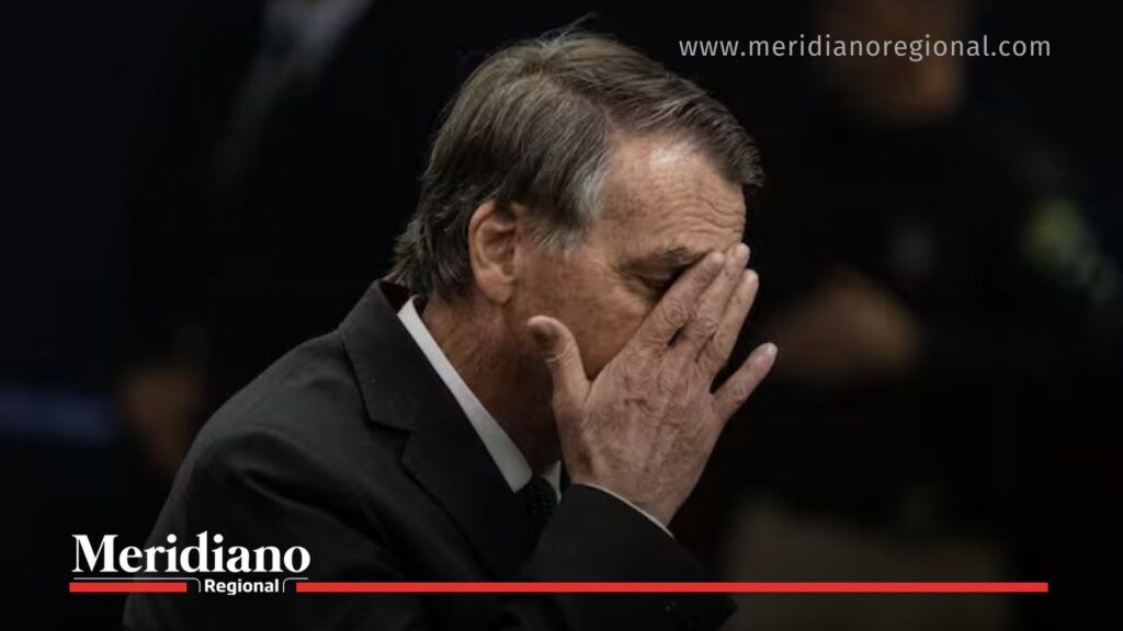Jair Bolsonaro se cubre el rostro durante una audiencia judicial en Brasil.