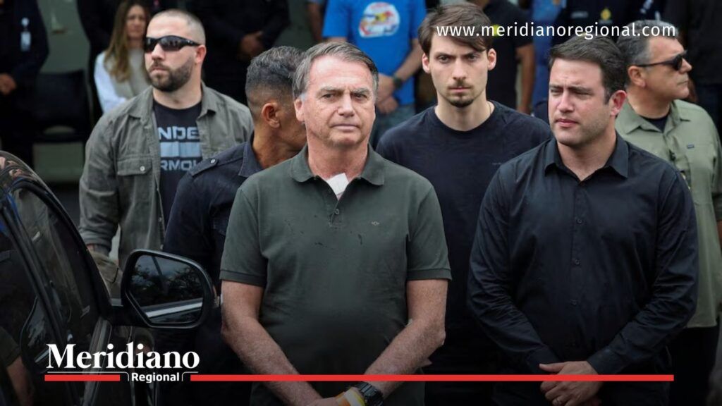 Jair Bolsonaro rodeado por su personal de seguridad durante una comparecencia judicial en Brasil.