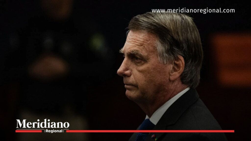 Jair Bolsonaro de perfil tras escuchar la lectura de su condena en Brasil.