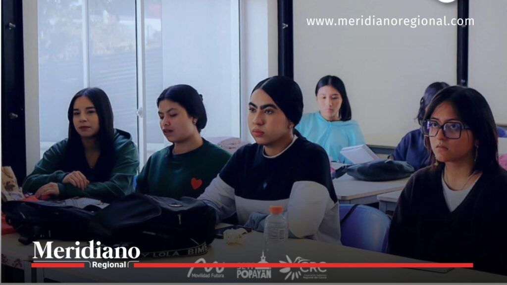 Estudiantes del Colegio Mayor del Cauca participando en una formación académica sobre movilidad sostenible en Popayán dentro del convenio con la CRC.