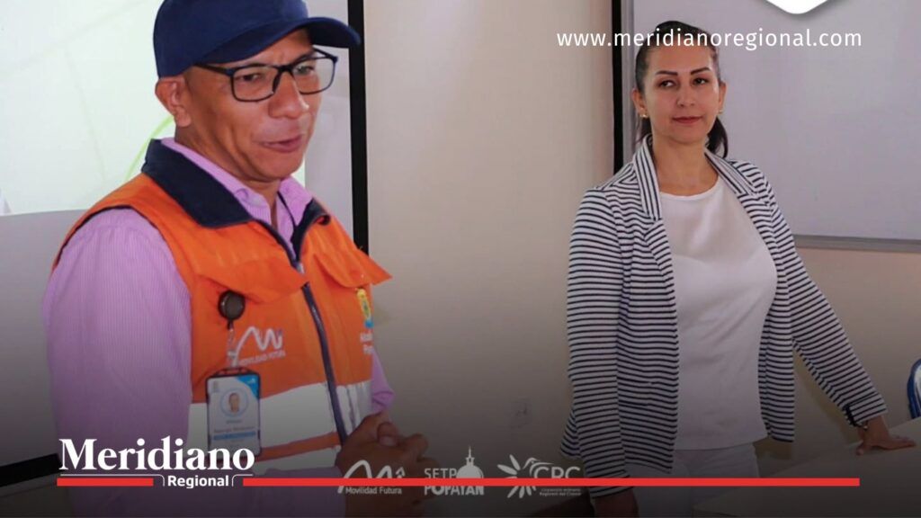 Funcionarios del SETP Popayán explican conceptos de movilidad sostenible en Popayán durante una sesión formativa con estudiantes del Colegio Mayor del Cauca.
