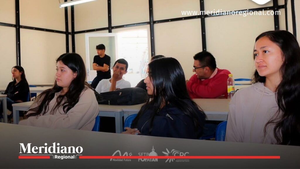 Estudiantes del Colegio Mayor del Cauca escuchan una sesión formativa sobre movilidad sostenible en Popayán en el marco del convenio con la CRC y el SETP.