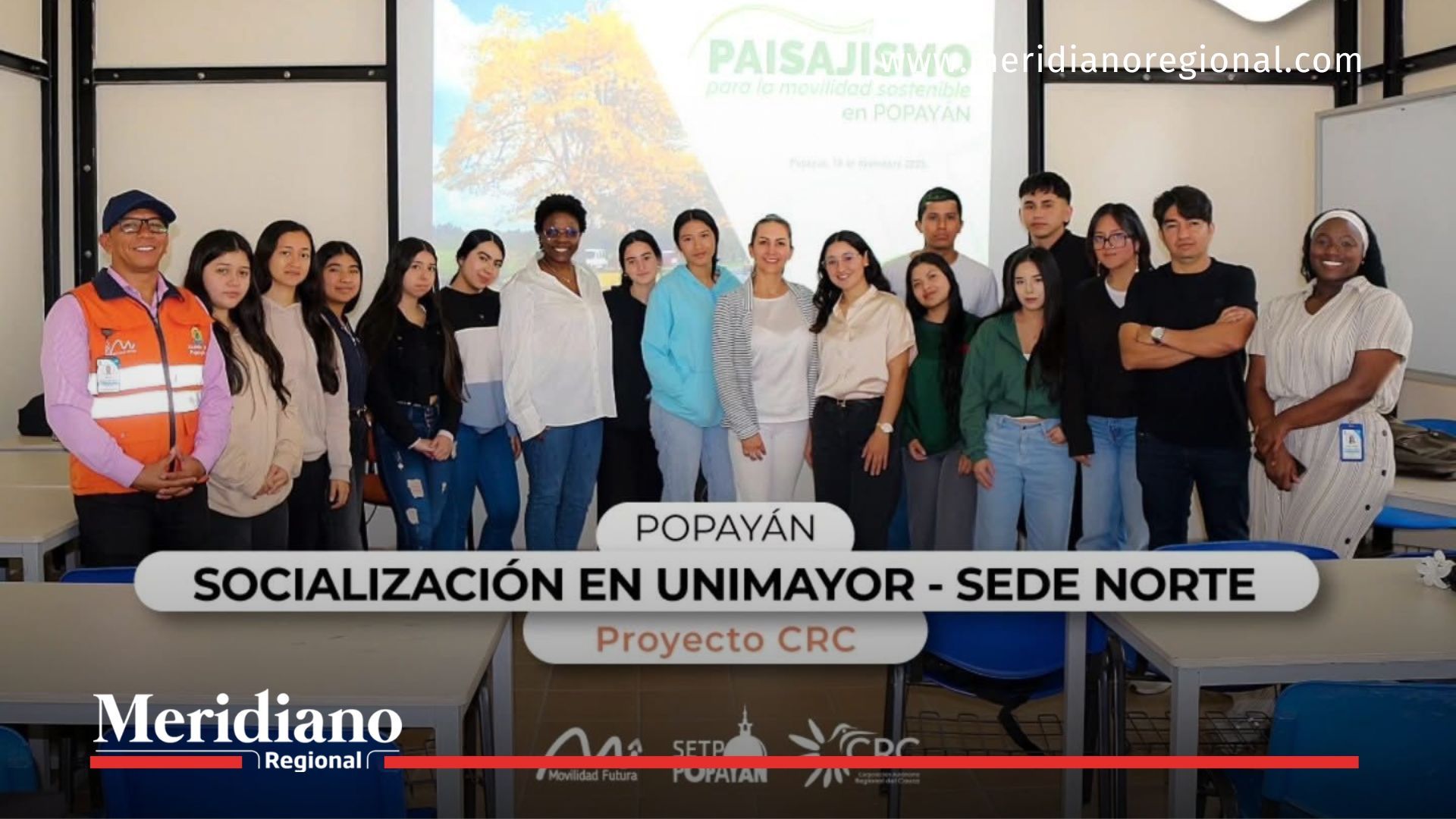 Grupo de estudiantes y equipo técnico del SETP Popayán y la CRC durante la socialización del proyecto de movilidad sostenible en Popayán en UNIMAYOR sede norte.