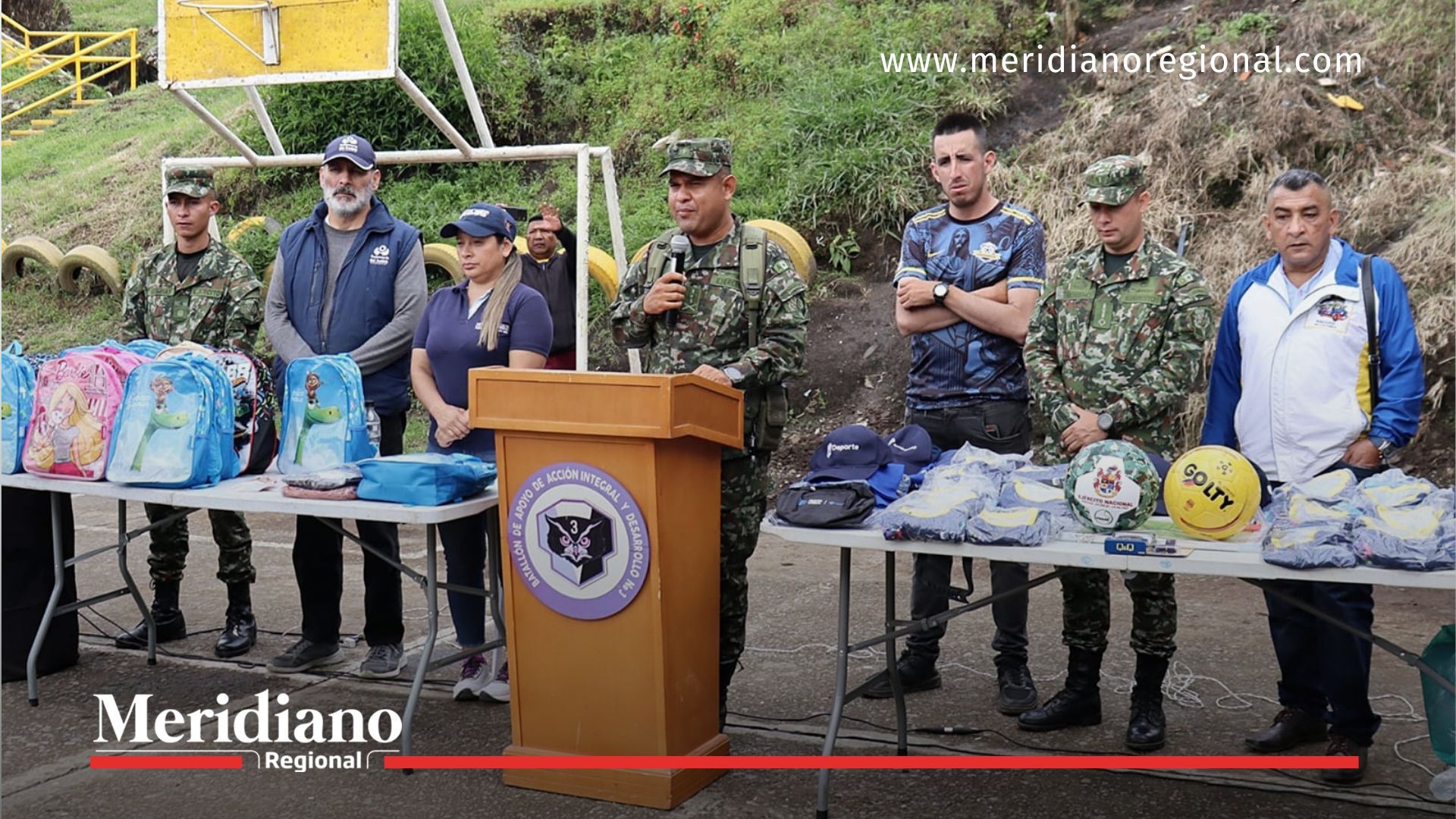 El Ejército Nacional lidera la presentación oficial del evento de entrega kits deportivos en el asentamiento Gustavo Restrepo, acompañado por representantes de la comunidad y la Defensoría del Pueblo.