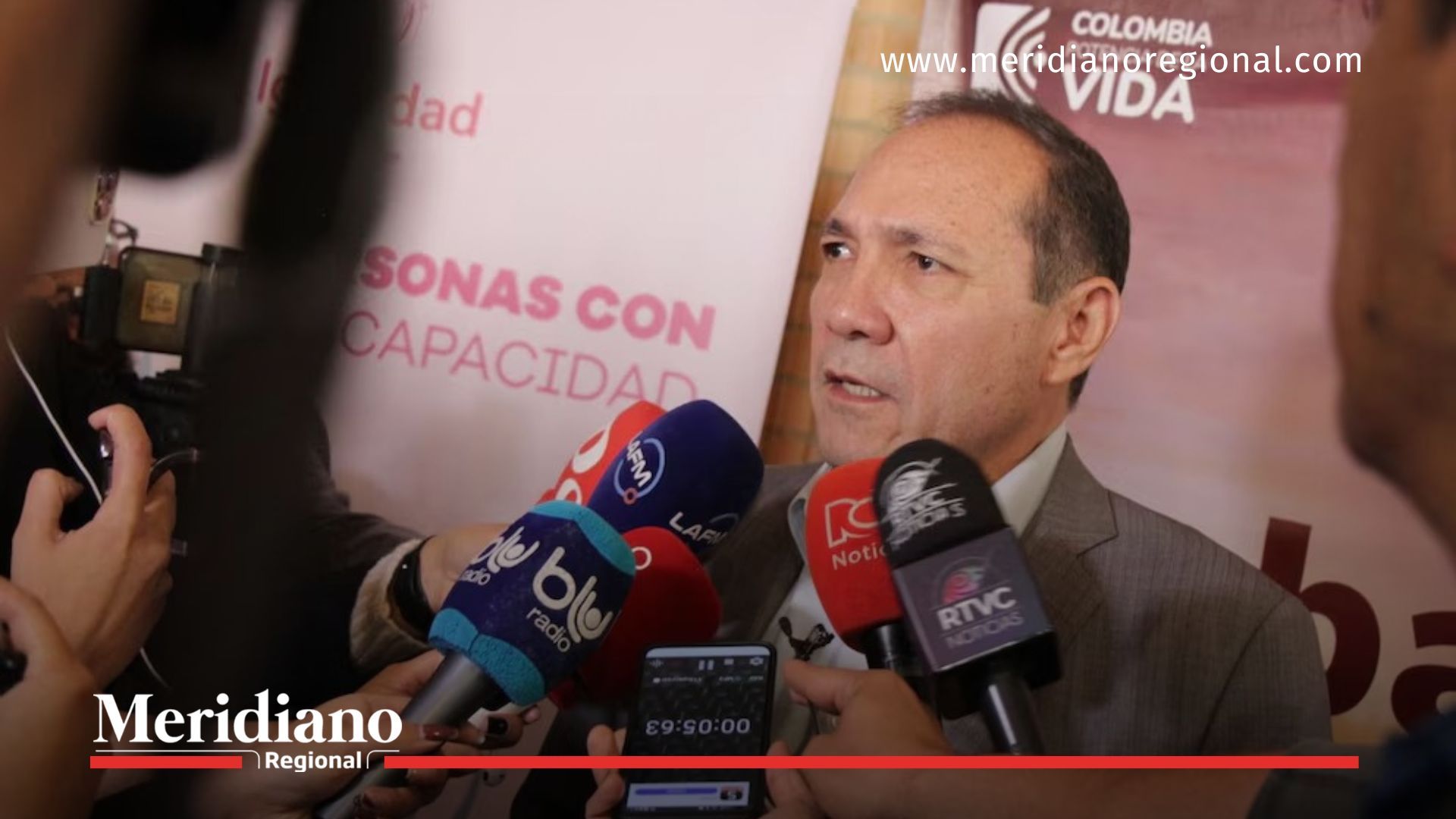 Funcionario ofrece declaraciones a los medios sobre el decreto de tercerización laboral en Colombia.