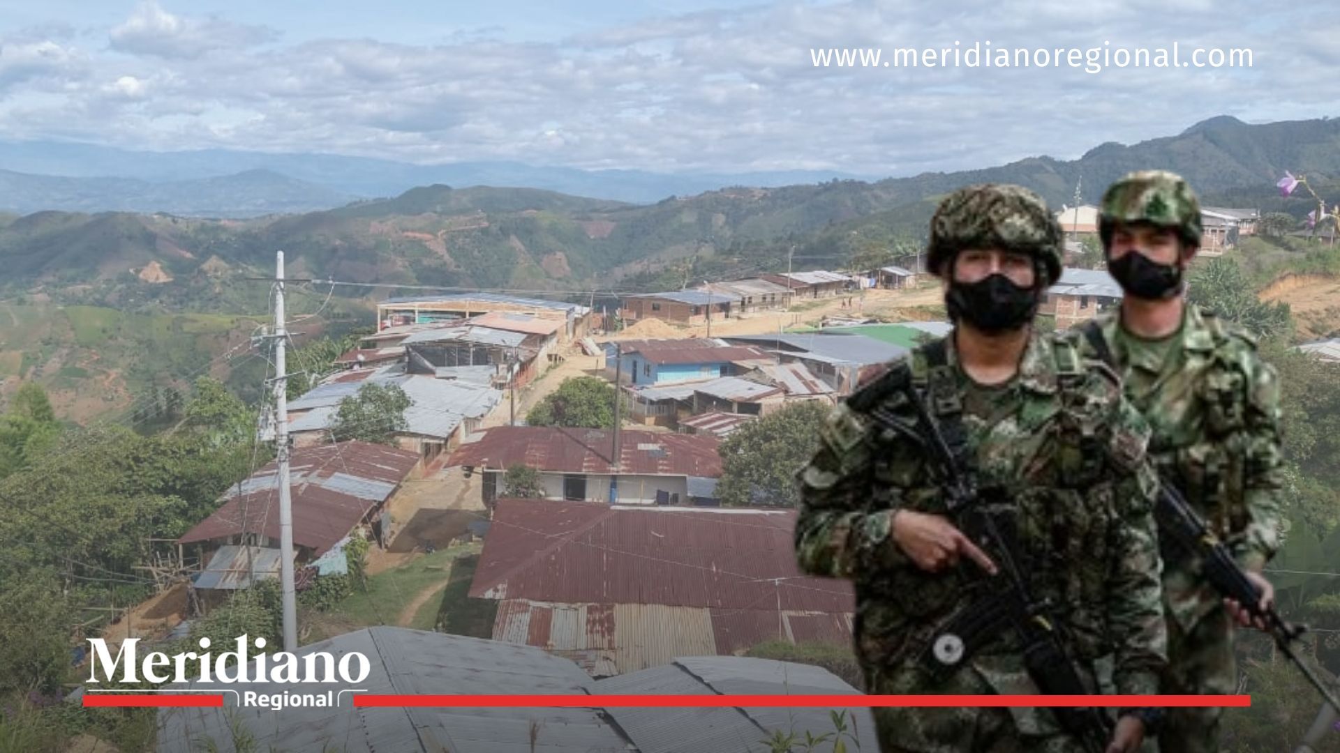 Soldados del Ejército en una imagen ilustrativa con la cabecera municipal de Suárez al fondo.