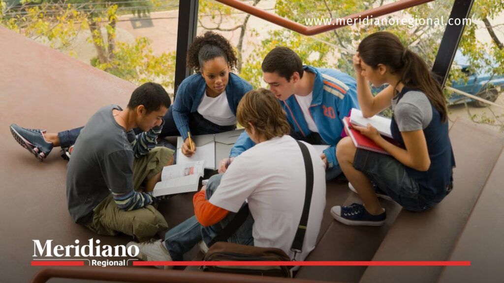 Estudiantes universitarios beneficiarios de Renta Joven - Meridiano Regional Jóvenes estudiantes reunidos en un campus universitario, imagen ilustrativa de Renta Joven.